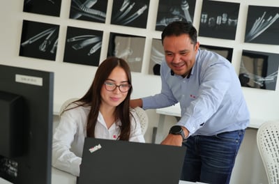 Imagen corporativa de empleados en sesión de fotografía profesional para capital humano