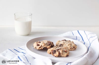 Cookies Chocolat Noisettes avec un verre de lait