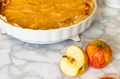 a pie crust pie with apples and apples
