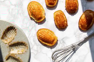 madeleines avec un moule et un fouet