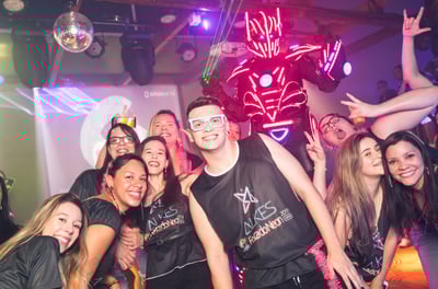 funcionários de uma empresa se divertindo numa festa de final de ano, empresarial