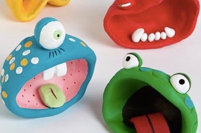 Sculptures d'argile fantaisistes capturant l'essence de la créativité enfantine, témoignage du type de projets amusants réali