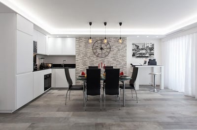 Cuisine moderne avec îlot central et rangements sur mesure, réalisée par designer d'espace à Toulon, Var (83)