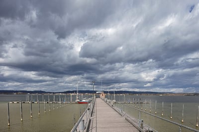 Iznang am Bodensee - Steg mit Booten unter dunklen Wolken