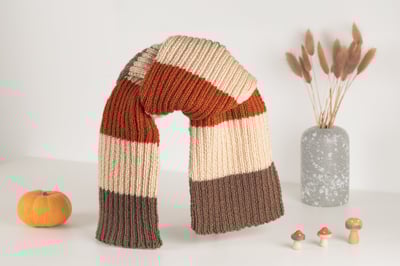 écharpe faite à la main marron, beige et orange sur fon blanc, décor avec citrouille et champignons