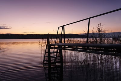 Goldbach am Bodensee – Abenddämmerung am See mit Steg und Schilf