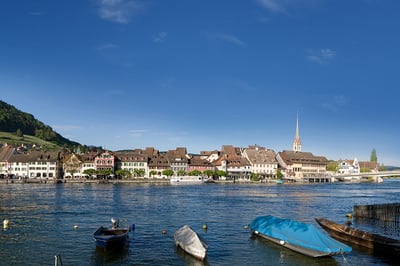 Stein am Rhein – Malerische Altstadt am Fluss mit Blick auf Boote