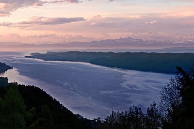 Haldenhof am Bodensee – Panoramablick über den See bei Abenddämmerung mit Alpen im Hintergrund