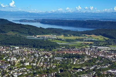 Stockach – Panoramaansicht der Stadt mit Bodensee und Alpen im Hintergrund