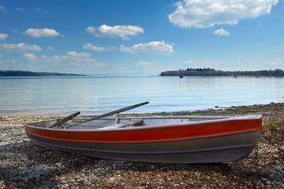 Litzelstetten am Bodensee – Ruderboot am Kiesstrand mit Blick auf den See