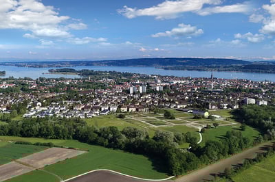 Radolfzell am Bodensee - Luftaufnahme der Stadt mit See im Hintergrund
