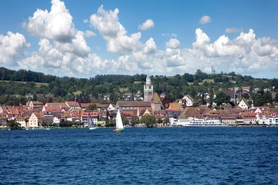 Überlingen am Bodensee –  Altstadt mit Kirchturm vom See aus gesehen
