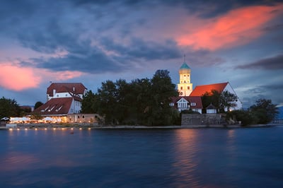Wasserburg am Bodensee – Abendliche Ansicht der Halbinsel mit Kirche und beleuchteten Gebäuden