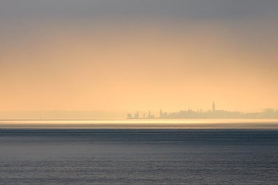 Romanshorn am Bodensee - Silhouette der Stadt bei Sonnenaufgang über dem See