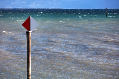 Immenstaad am Bodensee - Rote und graue Seezeichenboje im Wasser