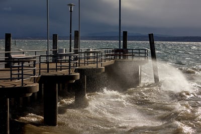 Unteruhldingen am Bodensee – Stürmische See mit Wellen an der Seebrücke