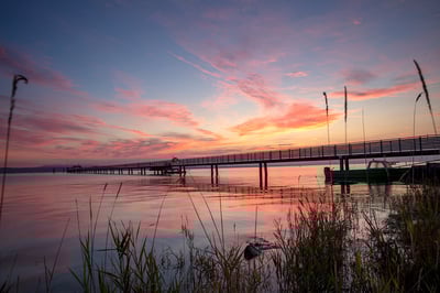 Altnau, Bodensee - Sonnenuntergang mit Steg und Spiegelung im Wasser