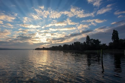 Wallhausen am Bodensee - Sonnenuntergang mit Lichtstrahlen über dem See