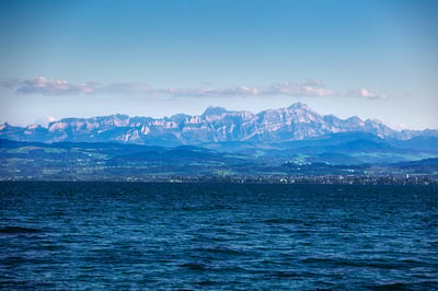 Hagnau am Bodensee – Blick auf die Schweizer Alpen über den See