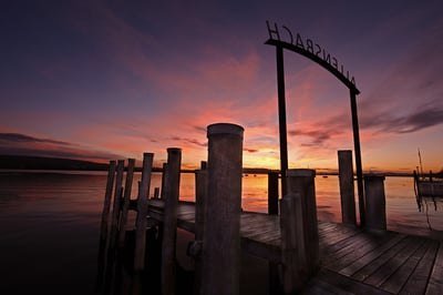 Allensbach am Bodensee – Sonnenuntergang am See mit Steg und Ortsschild