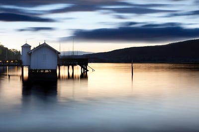 Bodman am Bodensee – Abendstimmung am See mit Bootshaus und ruhigem Wasser
