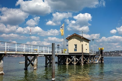 Dingelsdorf am Bodensee – Steg mit kleinem Häuschen und Flagge bei sonnigem Wetter