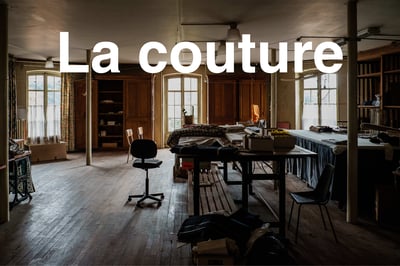 Atelier de couture avec table encombrée