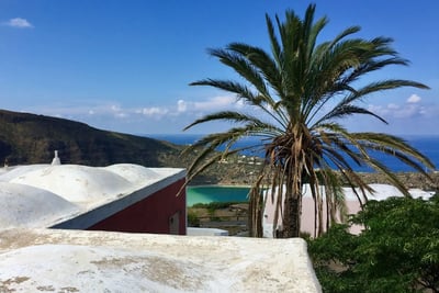Casa tradizionale a Bugeber con vista sul Lago Specchio di Venere tra colline verdi e cielo limpido