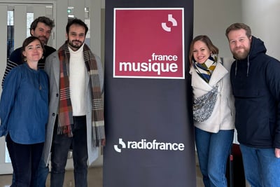 Les membres du Quatuor devant le logo de France Musique