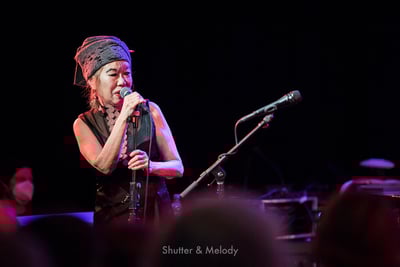 Aki Tekase spricht während ihres Konzerts auf dem Jazzfest Berlin 2021.