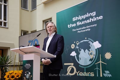 Botschafter Philip Green spricht auf der Veranstaltung "Shipping the Sunshine".