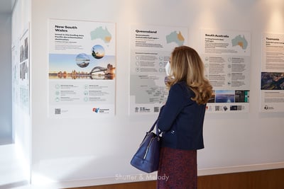 Ein Gast sieht sich eine Ausstellung über die australischen Bundesstaaten an.