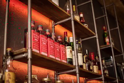 Flaschen von Thomas Dakin Gin in einem Barregal.