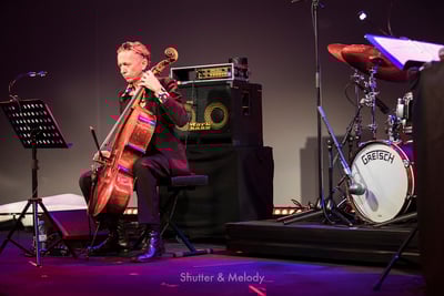 Johannes Fink spielt ein Cello bei einem Konzert.
