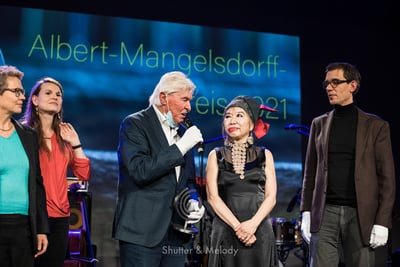 Manfred Schoof hält den Albert-Mangelsdorff-Preis 2021.