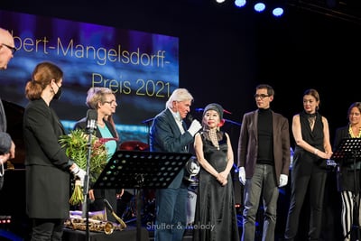 Manfred Schoof Mangels spricht auf der Bühne.