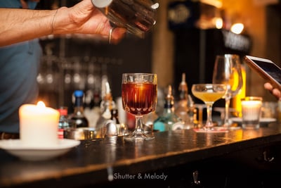 Translation results Mixologe bei der Zubereitung eines Negroni.