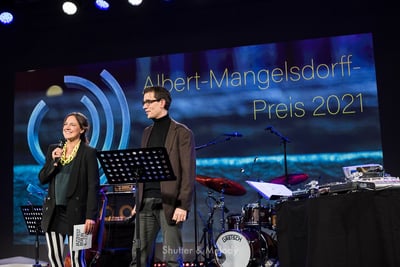 Nadin Deventer und Nikolaus Neuser auf der Bühne.