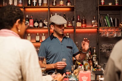 Cocktail-Kurs in einer Bar.