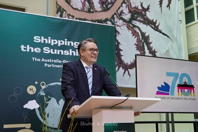 Tobias Linder spricht auf der Veranstaltung "Shipping the Sunshine".