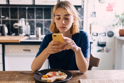 distracted eating-common mistakes most make in their diet