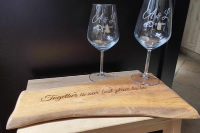 plateau et verre gravé