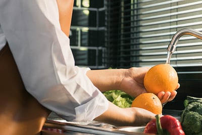 Limpieza de frutas en la cocina