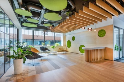 Oficina de concepto abierto con escritorios organizados, sillas ergonómicas y espacios colaborativos
