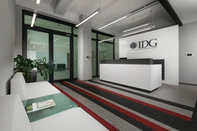 Recepción de oficina con diseño minimalista, muebles modernos y una iluminación sofisticada