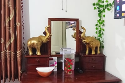 Dressing table at Nobel Bungalow with bronze elephants and hair dryer – Nuwara Eliya bedroom feature