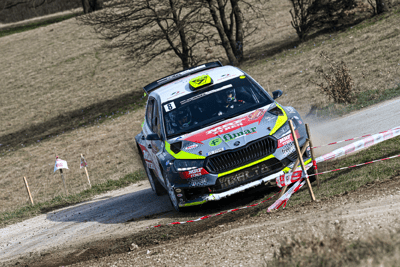 Auto da rally in azione su sterrato, esempio di progetto motorsport seguito da Noline.