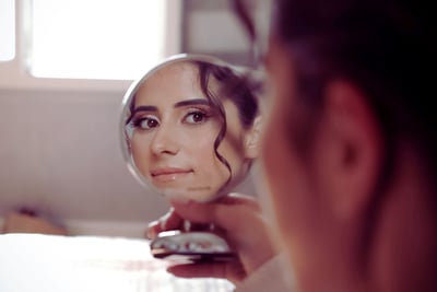 une mariée se regarde dans le miroir 