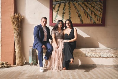 photo de famille prise lors d’une réunion en provence, ambiance chaleureuse et conviviale