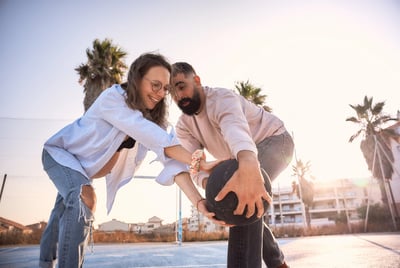photo atypique d’une séance de basketball intégrée à un shooting grossesse, ambiance originale